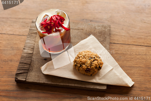 Image of Cold brew coffee and cookie