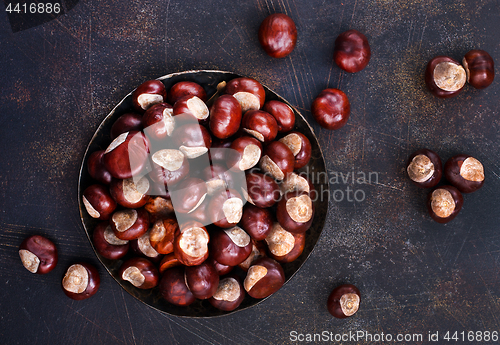 Image of raw chesnuts 