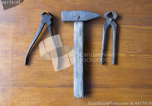 Image of old tools hammer and tongs