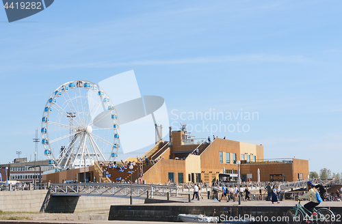 Image of Finnair Skywheel and Allas Sea Pool in downtown Helsinki