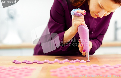 Image of chef with injector squeezing macaron batter