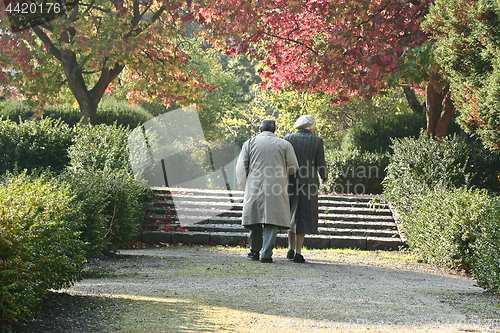 Image of Older couple at Vedbæk  graveyard