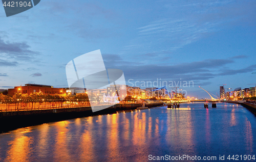 Image of Samuel Beckett Bridge and the river Liffey in Dublin