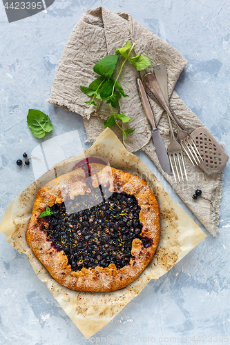 Image of Pie with black currant, cinnamon and lemon zest.