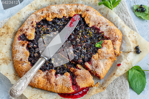 Image of Cut blackcurrant pie and knife.