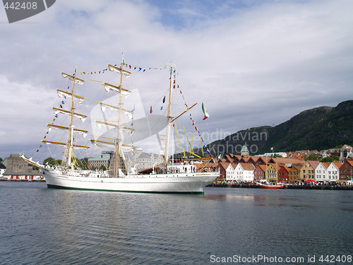 Image of sailboat in bergen