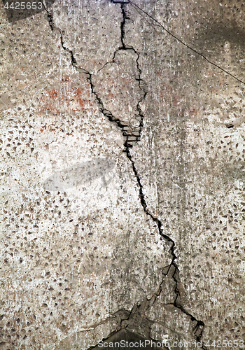 Image of Old cracked wall