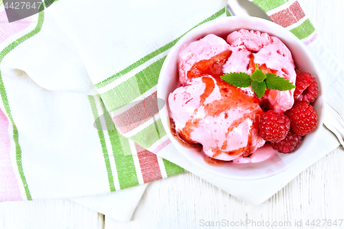 Image of Ice cream crimson with syrup on towel top