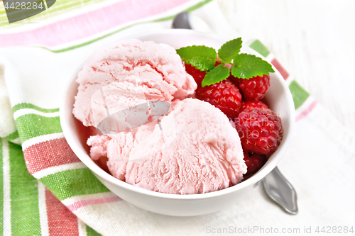 Image of Ice cream crimson in bowl on towel