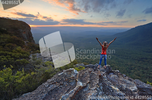 Image of Hiker enjoys magnificent views in Katoomba 