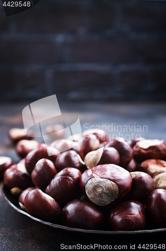 Image of raw chesnuts 