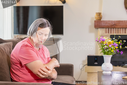 Image of Elbow pain in an hand’s elderly person