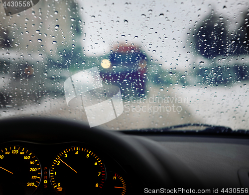 Image of raindrops on windshield of car 