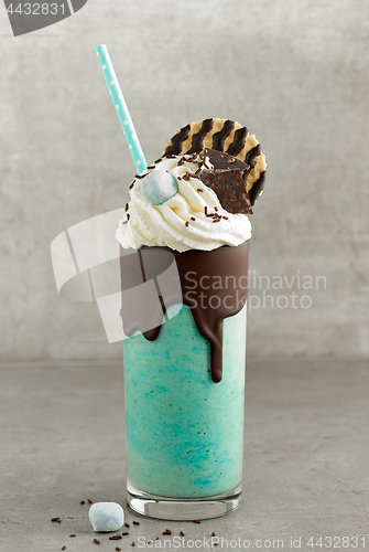 Image of milkshake of banana with blue spiruline and matcha