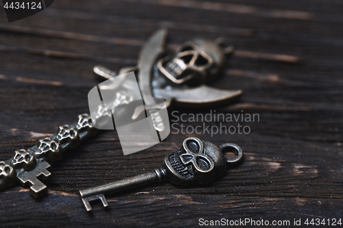 Image of Vintage skull skeleton keys on a wooden table