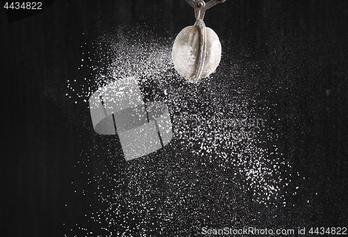 Image of fluffy powdered sugar