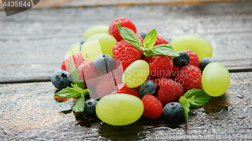 Image of Berry mix on wet table 