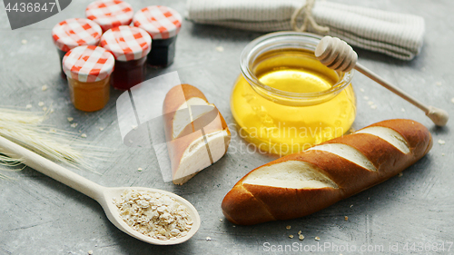 Image of Arrangement bread and sweet honey