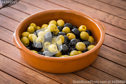 Image of Green and black olives in the bowl