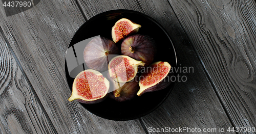 Image of Halves of figs served on plate