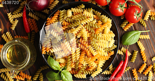 Image of Bowl of uncooked pasta from above