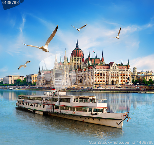 Image of Parliament and boat