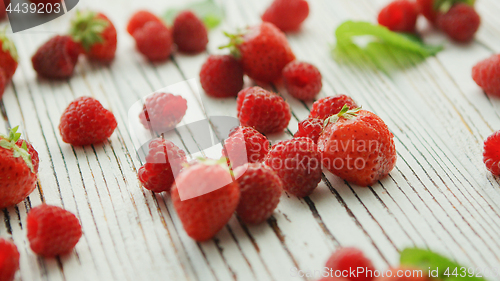 Image of Raspberries and strawberries on table