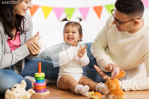 Image of baby girl with parents clapping hands