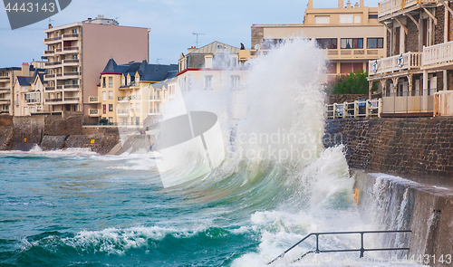 Image of Crushing waves in Saint Malo