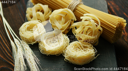 Image of Uncooked spaghetti and wheat