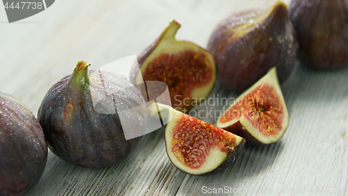 Image of Row of figs on table 