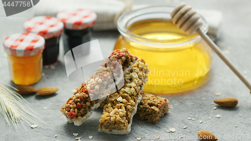 Image of Cereal bars and honey in arrangement