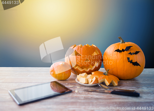 Image of halloween jack-o-lantern, pumpkins and tablet pc