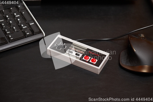 Image of Nintengo NES controller