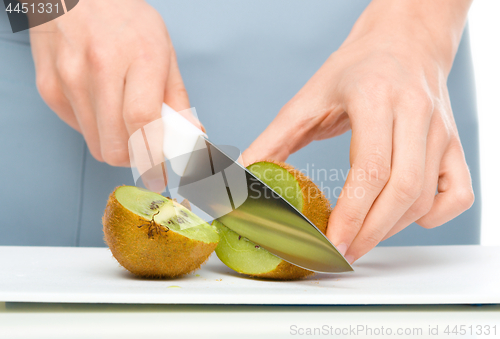 Image of Cook is chopping kiwifruit