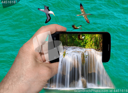 Image of hand holds the phone