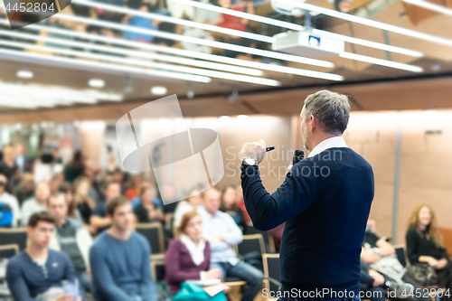 Image of Sturtup expert giving talk at business event workshop.