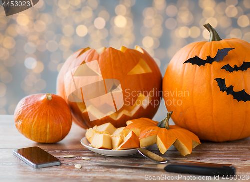 Image of halloween jack-o-lantern, pumpkins and smartphone