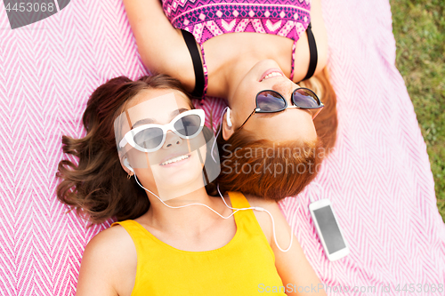 Image of teenage girls listening to music from smartphone