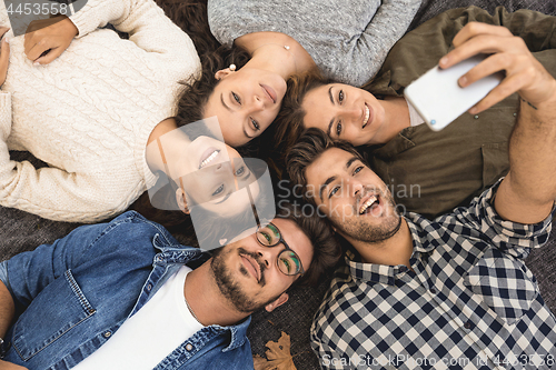 Image of Friends making a groupe selfie