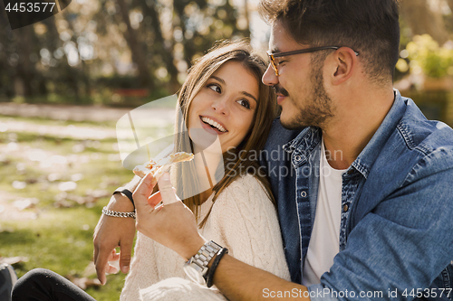 Image of Couple eating pizza