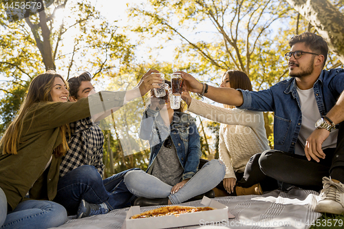 Image of Friends makin a picnic