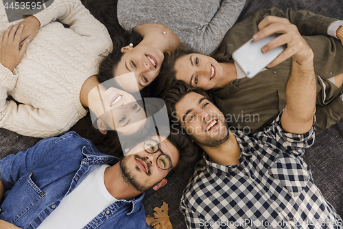 Image of Friends making a groupe selfie