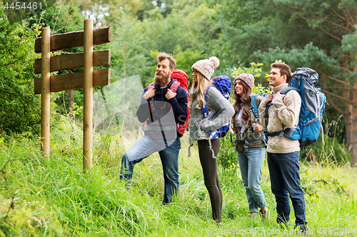 Image of hiking friends with backpacks at signpost