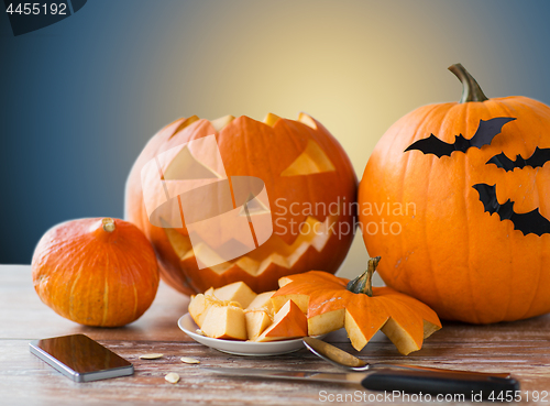 Image of halloween jack-o-lantern, pumpkins and smartphone