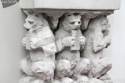 Image of Three plaster bears, architecture detail