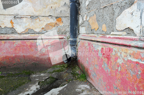 Image of damp plaster due to bad installed pipe