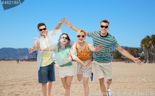 Image of friends in sunglasses having fun on venice beach