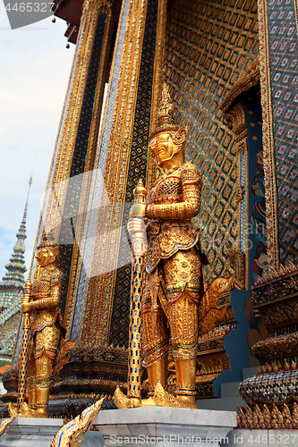 Image of guard near entrance to the Phra Mondop