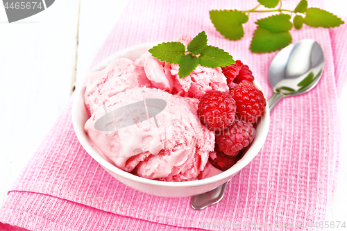 Image of Ice cream crimson in bowl on pink towel